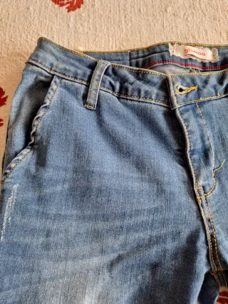 Jeans donna con ricamo floreale