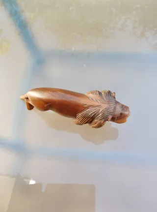 Talla de león en madera