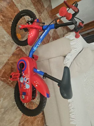 Bicicleta infantil Btwin roja y azul