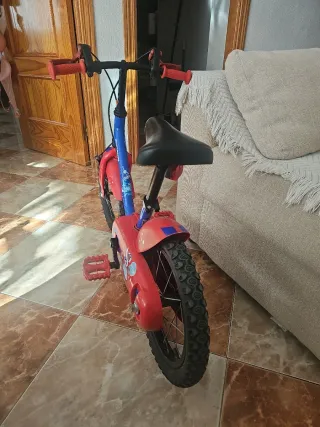 Bicicleta infantil Btwin roja y azul