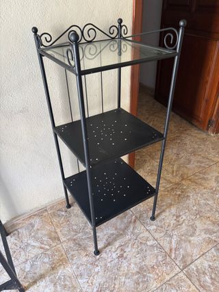 Estantería metálica negra con cristal