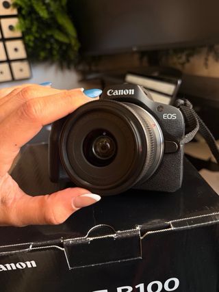 Canon EOS R100 RF-S 18-45mm F4.5-6.3 IS STM KIT