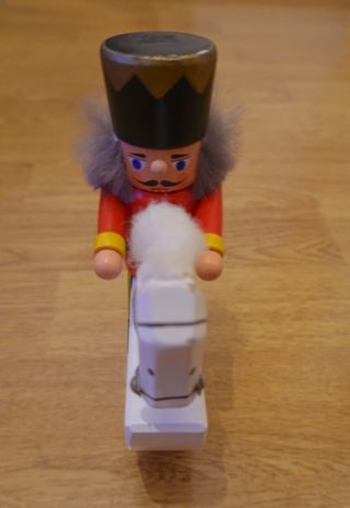 Figura cascanueces a caballo