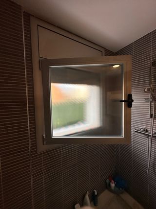 Ventana de aluminio practicable