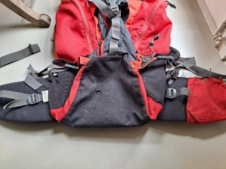 Mochila 40L Negra y Roja