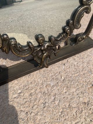 Specchio antico in bronzo con cornice decorata