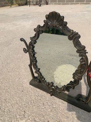 Specchio antico in bronzo con cornice decorata