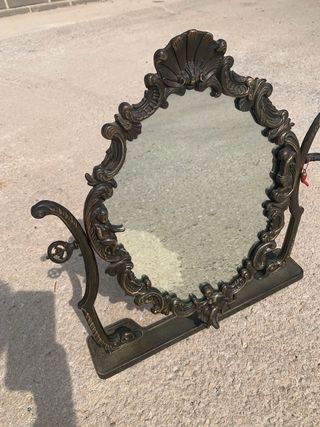 Specchio antico in bronzo con cornice decorata