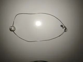 Colgante con esfera de cristal plateado