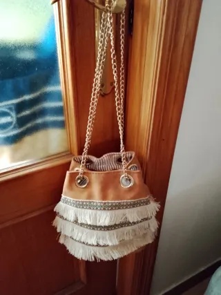 Bolso bombonera marrón con flecos, buen estado
