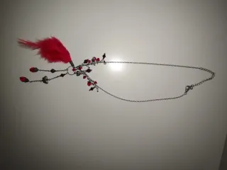 Colgante con pluma roja y mariposa