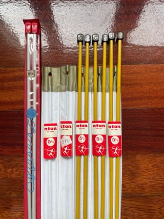 Agujas de tejer de diferentes colores y medidas