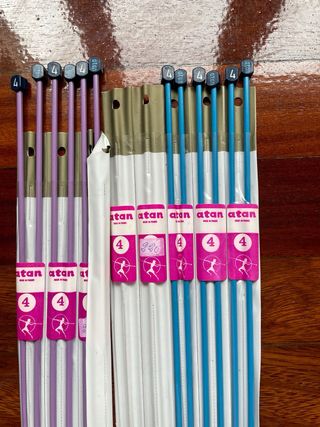Agujas de tejer de diferentes colores y medidas