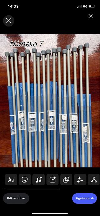 Agujas de tejer de diferentes colores y medidas