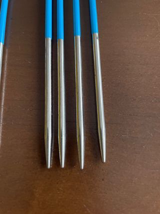 Agujas de tejer de diferentes colores y medidas