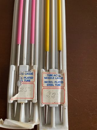 Agujas de tejer de diferentes colores y medidas