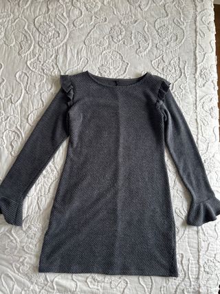 Vestido gris manga larga con volantes