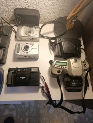 Lotto di 14 fotocamere Fujifilm, Kodak, Nikon, Olympus