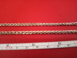 Collar de bisutería dorado