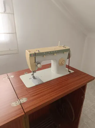Máquina de coser Singer 258 con mueble