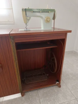 Máquina de coser Singer 258 con mueble