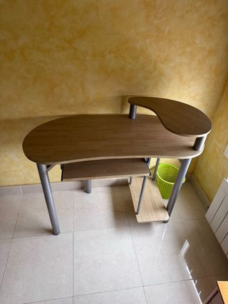 Escritorio madera y metal y se regala silla