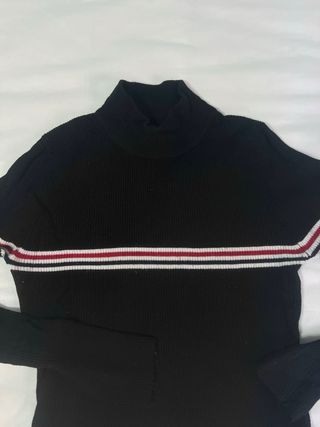 Jersey negro cuello perkins crop