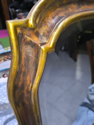 Specchio con cornice dorata