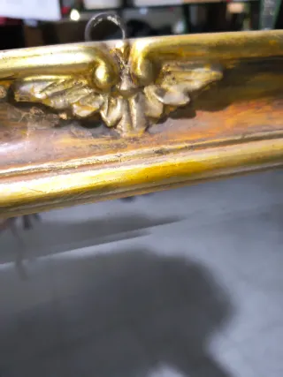 Specchio con cornice dorata