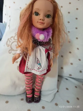Muñeca con vestido y medias a rayas