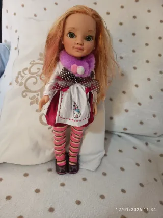 Muñeca con vestido y medias a rayas