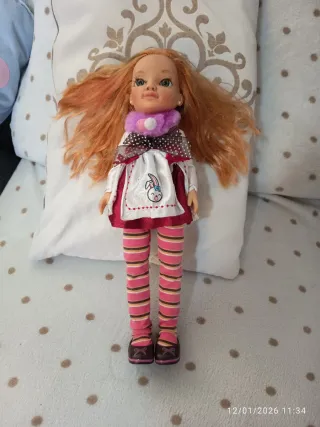 Muñeca con vestido y medias a rayas