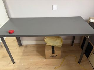 Mesa de escritorio Ikea gris