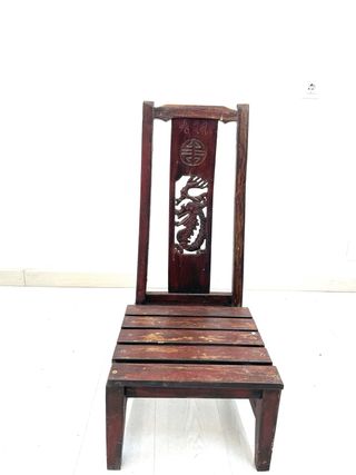 Silla de madera con respaldo alto