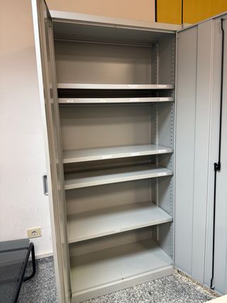 Armario metálico gris con llave