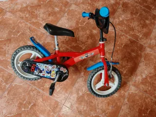 Bicicleta infantil roja y azul