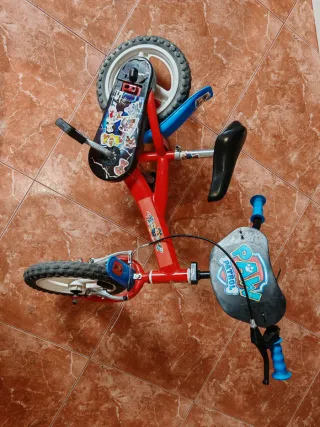 Bicicleta infantil roja y azul
