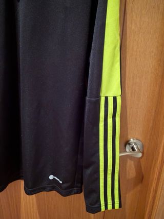 Camiseta Adidas de manga larga.