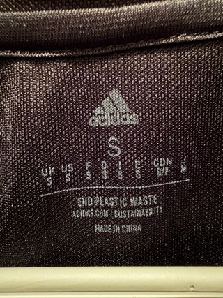 Camiseta Adidas de manga larga.