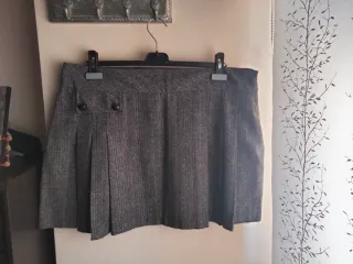 Falda escocesa gris y negra