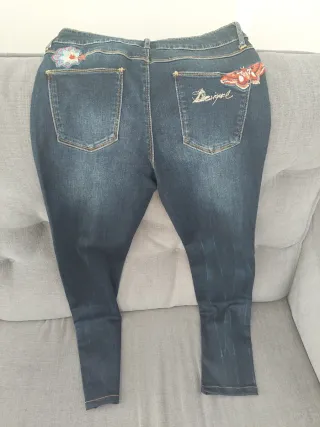 Pantalón vaquero Desigual bordado floral