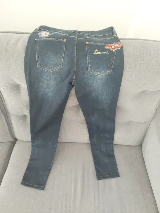 Pantalón vaquero Desigual bordado floral