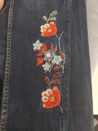 Pantalón vaquero Desigual bordado floral