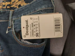 Pantalón vaquero Desigual bordado floral