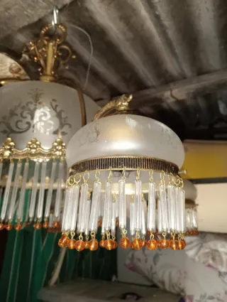 Lámpara de techo dorada y cristal