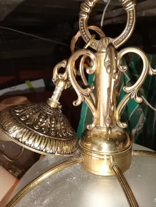 Lámpara de techo dorada y cristal