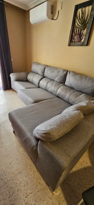 Sofá chaise longue gris.