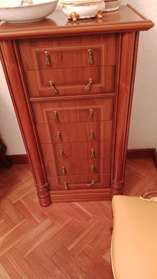 Cajonera clásica de madera con adornos