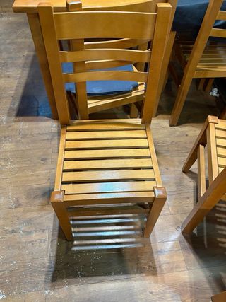 Mesa y sillas de madera