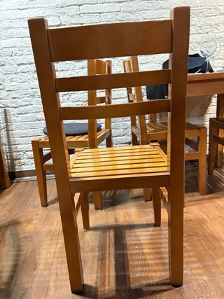 Mesa y sillas de madera